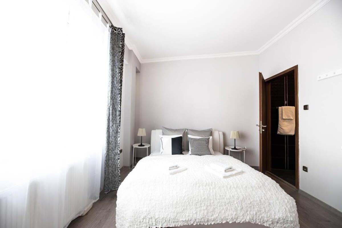 Ultra Central Large Home With Ac And Balcony Budapest Esterno foto