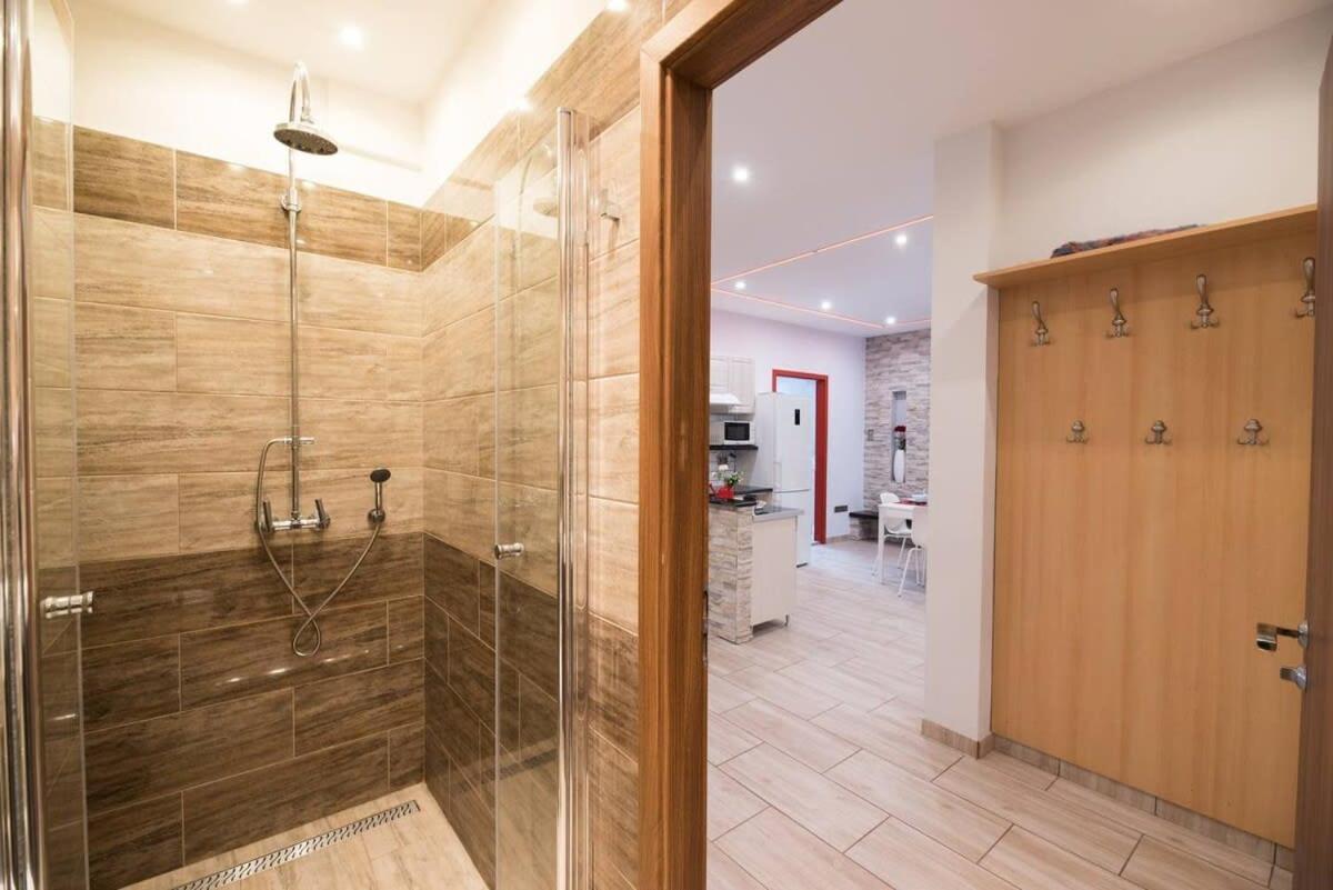 Ultra Central Large Home With Ac And Balcony Budapest Esterno foto