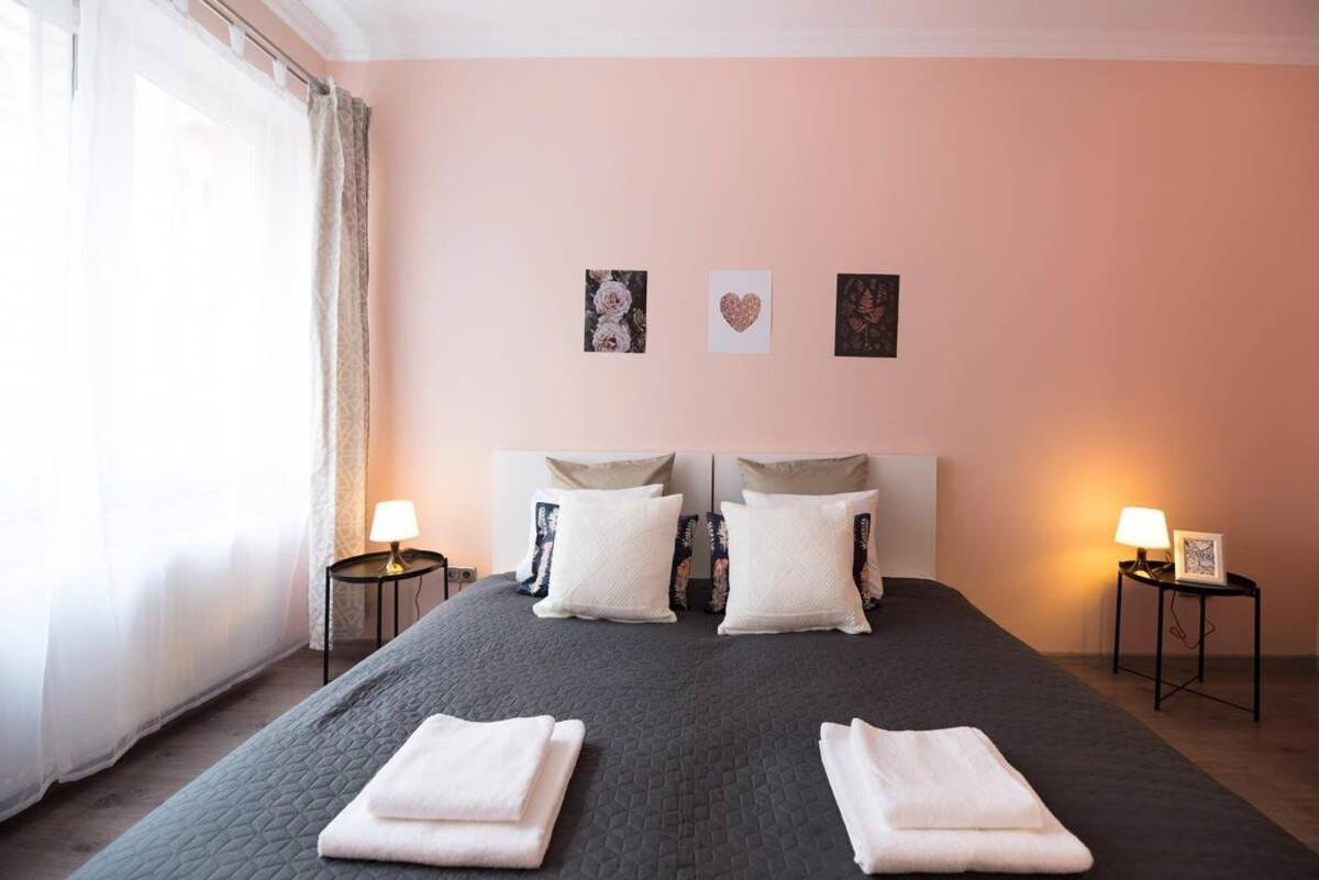 Ultra Central Large Home With Ac And Balcony Budapest Esterno foto