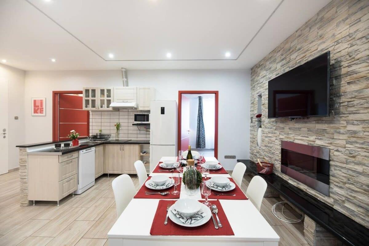 Ultra Central Large Home With Ac And Balcony Budapest Esterno foto
