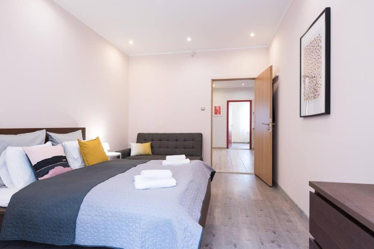 Ultra Central Large Home With Ac And Balcony Budapest Esterno foto