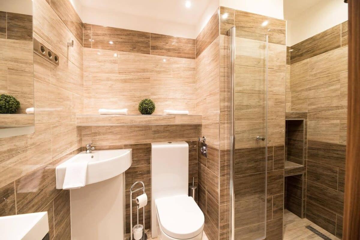 Ultra Central Large Home With Ac And Balcony Budapest Esterno foto