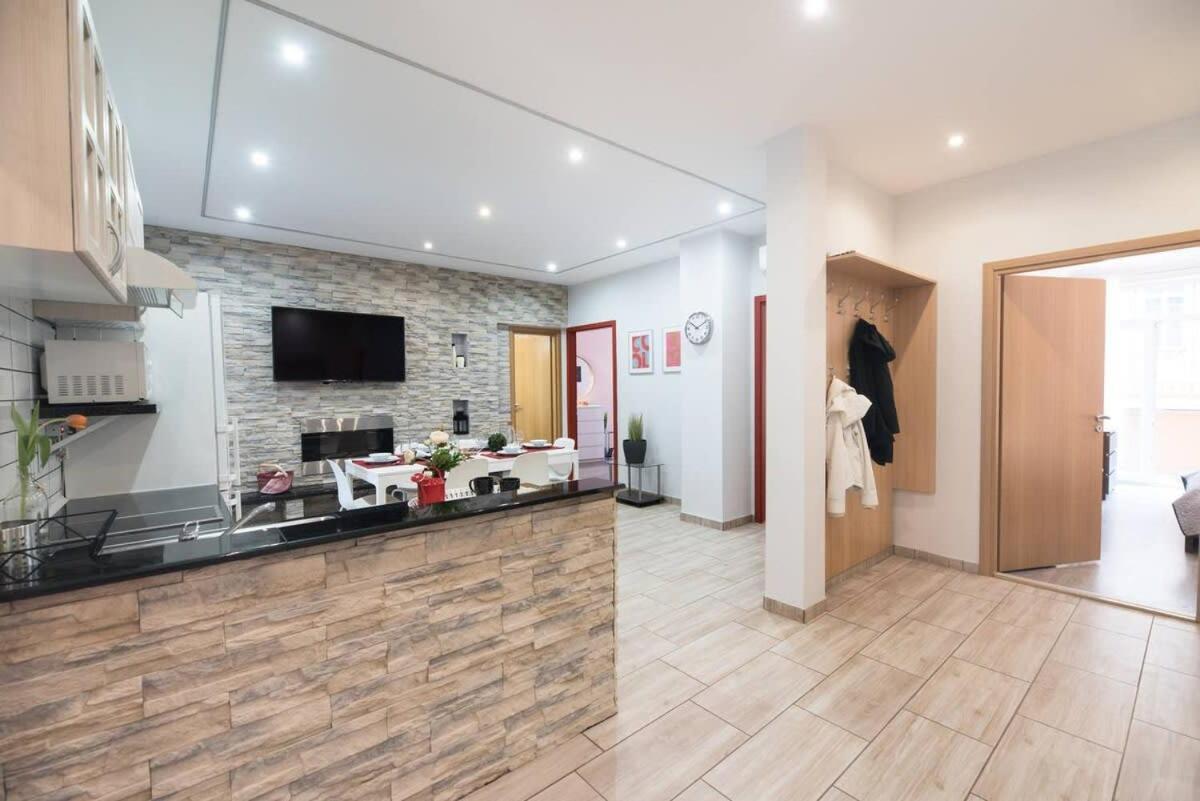 Ultra Central Large Home With Ac And Balcony Budapest Esterno foto