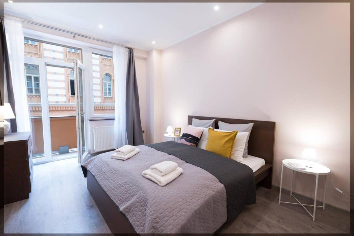 Ultra Central Large Home With Ac And Balcony Budapest Esterno foto