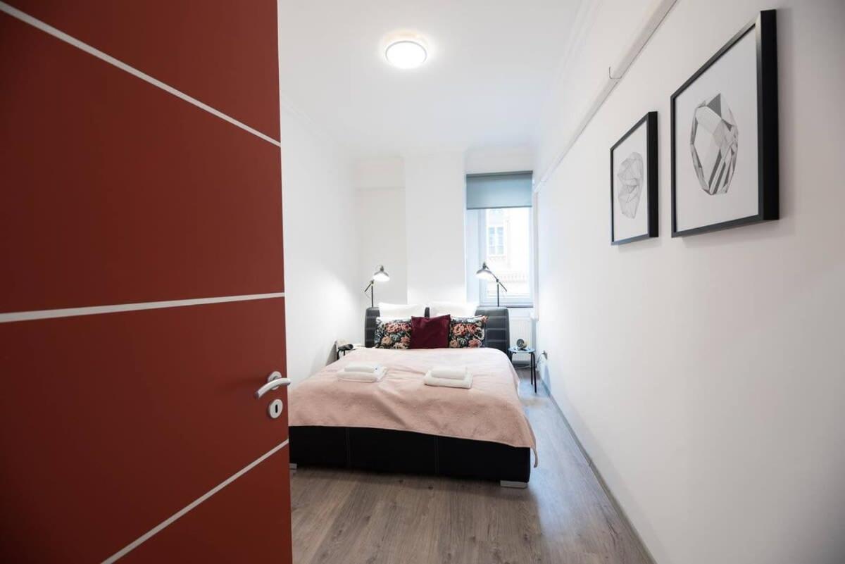 Ultra Central Large Home With Ac And Balcony Budapest Esterno foto