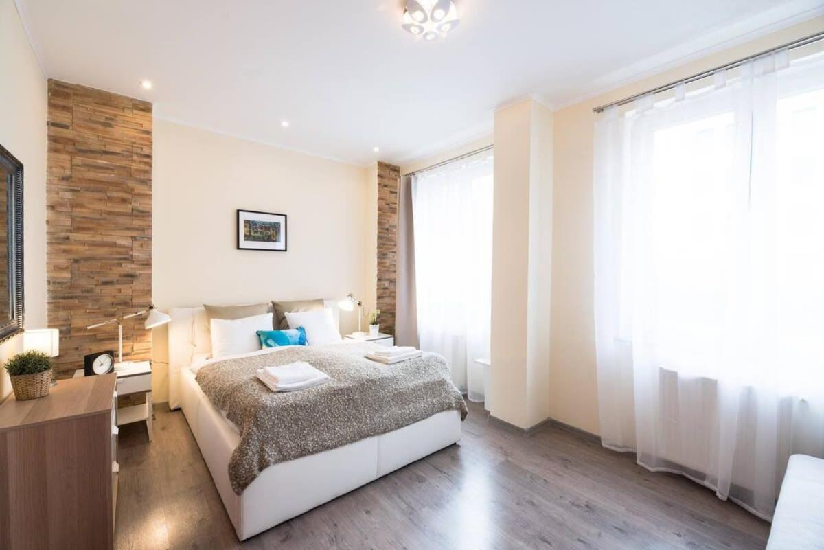 Ultra Central Large Home With Ac And Balcony Budapest Esterno foto